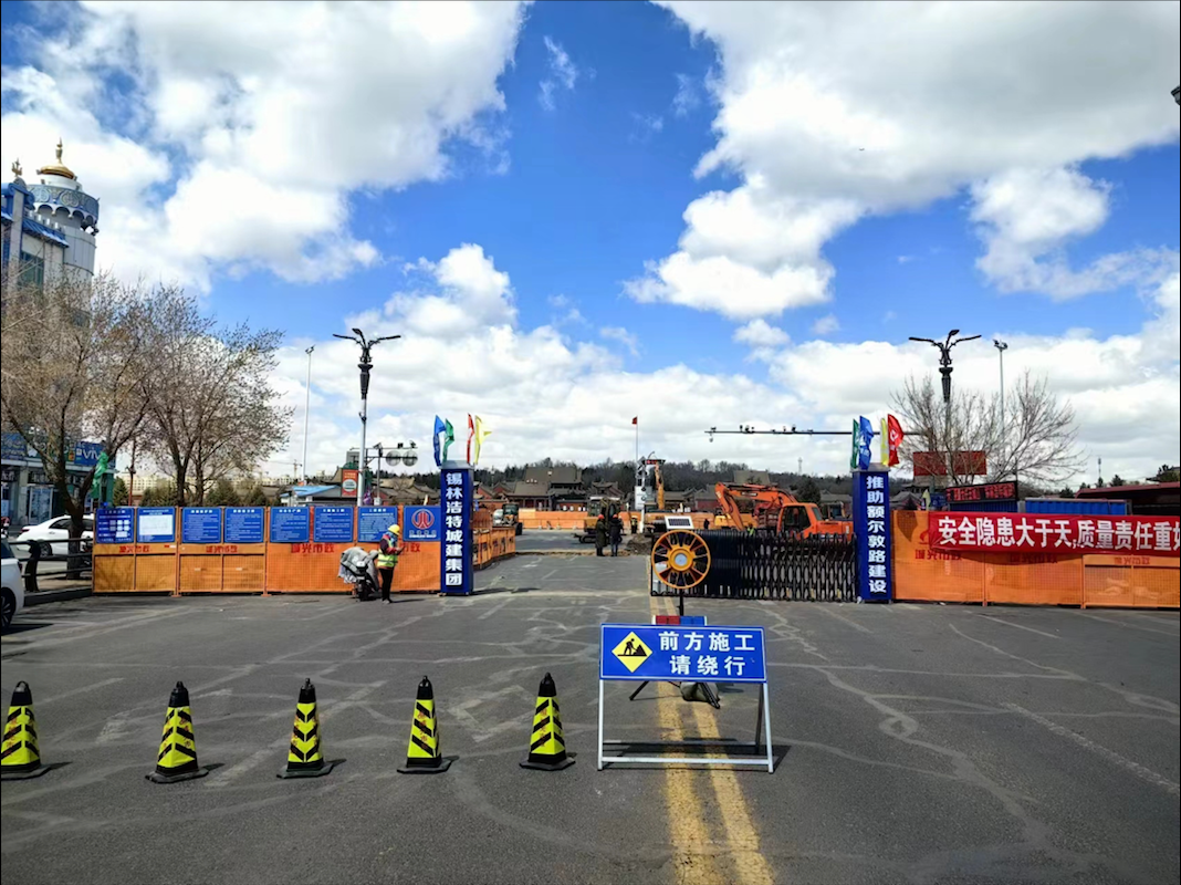 临时恢复路面，保障市民通行，额尔敦路给排水管网改建工程加速施工中